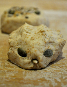Pagnottine integrali ai semi - seeded wholemeal roll Pagnottine integrali ai semi - seeded wholemeal roll